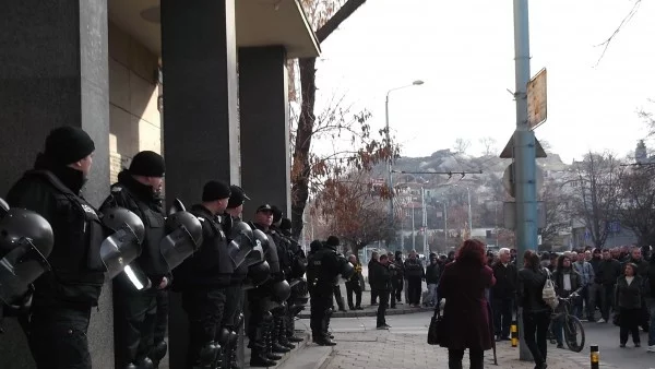 С гайди и димки започна протестът заради Куршум джамия