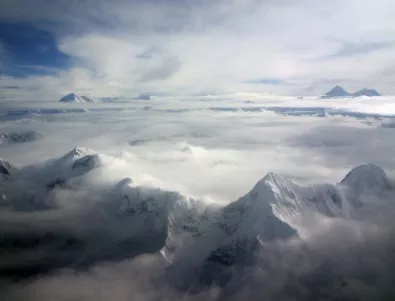Discovery Channel предава на живо първия в света скок от връх Еверест
