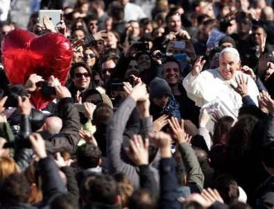 Папата с историческо приветствие към невенчаните влюбени