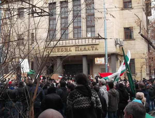 Карловци на протест в София заради Куршум джамия