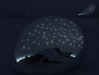 Нощ под звездите с футуристично легло