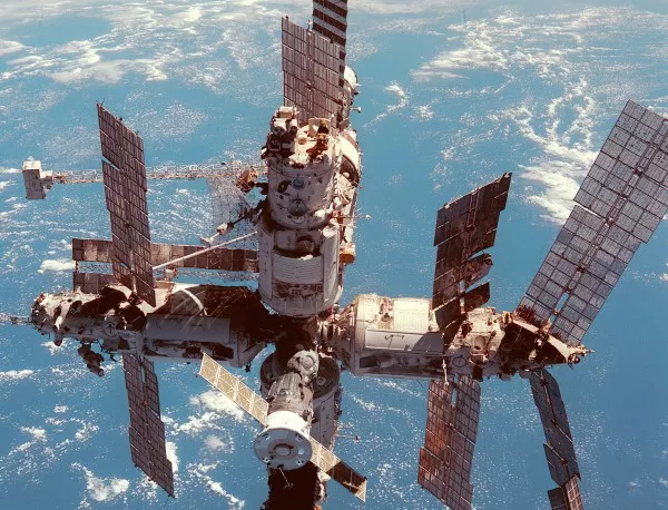 В околоземна орбита е изстреляна космическата станция Мир