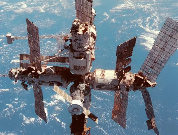 Орбиталната станция "Мир" е извадена от употреба и приводнена в Тихия океан
