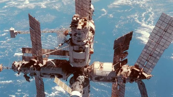 В околоземна орбита е изстреляна космическата станция Мир