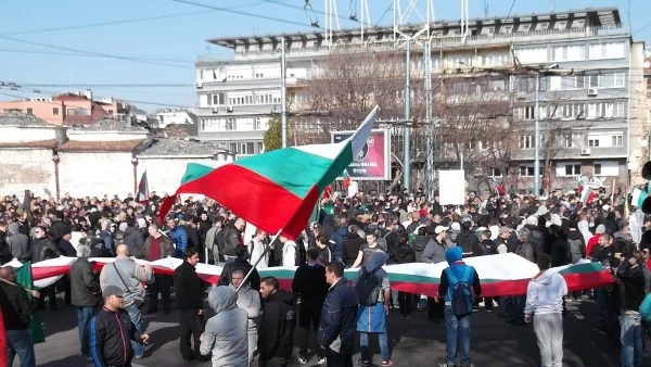 Политическите партии да не си присвояват национални празници, искат футболни фенове