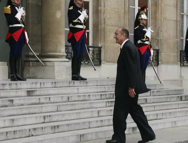 Жак Ширак остава в болницата