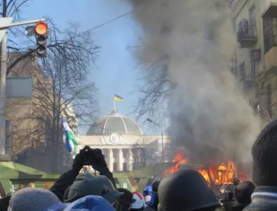 Поне трима убити и 150 ранени са резултатът от нестихващите боеве в Киев