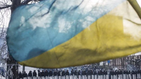 Сблъсъци в Киев, "Десен сектор" изпочупи офиси на руски банки (Видео)