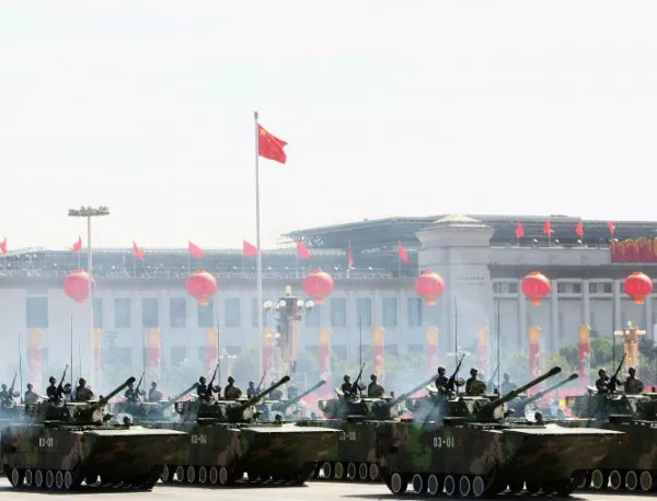 Китайските войници са пораснали, не се побират в танковете