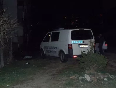 Откриха мъртво момиче пред блок в Благоевград