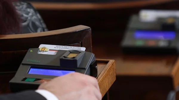 Очаква се парламентът да гласува оставката на правителството на Пламен Орешарски