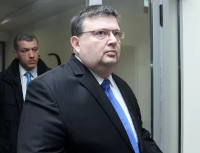 Цацаров пак отговаря с въпроси на въпросите за КТБ