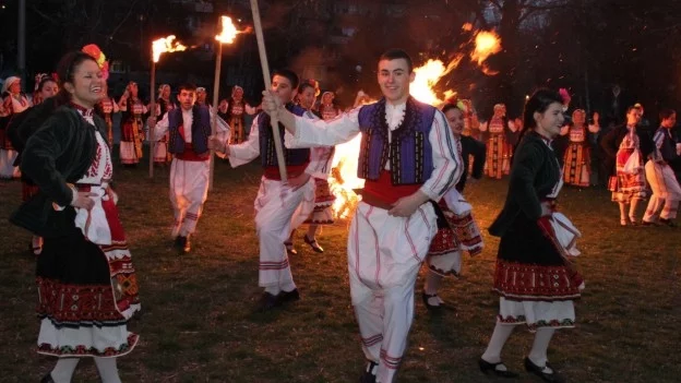 На Сирни Заговезни младите искат прошка от по-възрастните