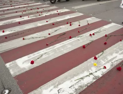 Червена пътека от цветя за загинали на пешеходна пътека