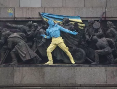 Паметникът на Съветската армия осъмна боядисан „в тон” с украинските събития