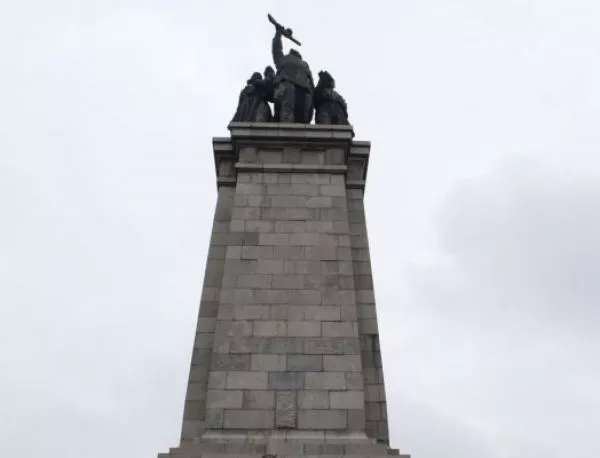 Русия иска разследване на набезите над Паметника на съветската армия