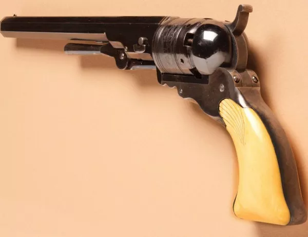 Самюъл Колт получава патент за револвера