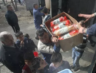 Хем хвърляме храна за бежанци, хем правим поръчка за нова
