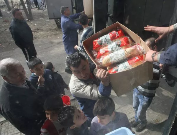 Хем хвърляме храна за бежанци, хем правим поръчка за нова