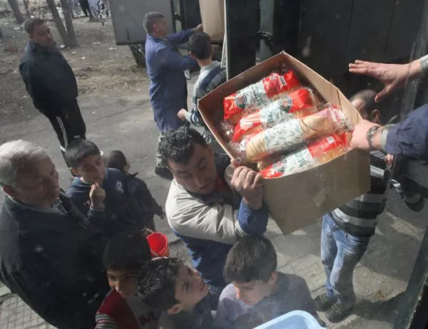 Мигранти продават храната, която получават от държавата