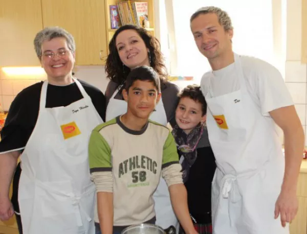 Звезди готвеха с деца от SOS Детски селища България
