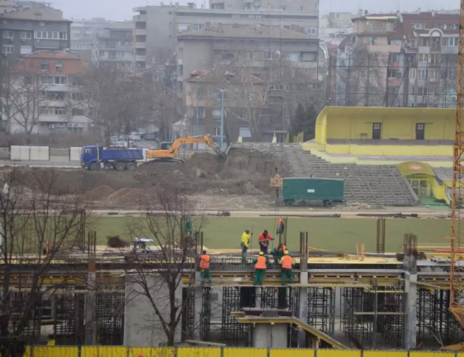 Подписаха договора за реконструкция на стадион "Христо Ботев"