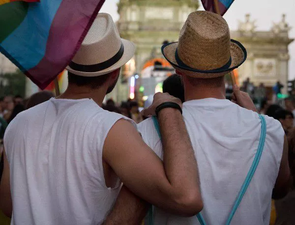 Съдът в Страсбург: Държавите да узаконят семействата на гей двойките