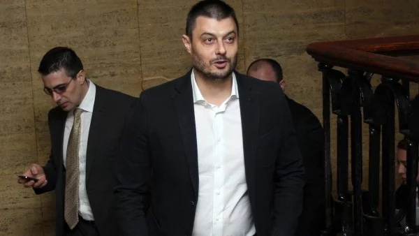 Бареков пак подхвана песничката за разпускане на 42-рото Народно събрание