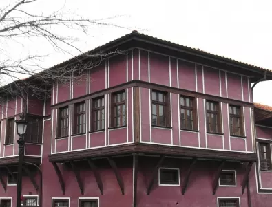 Пожар избухна край една от най-красивите къщи в Стария Пловдив