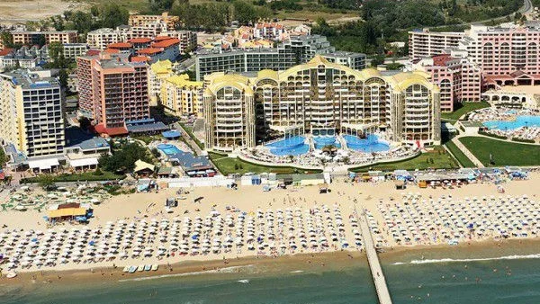 Цените на нощувките по морето се сринаха с до 20%