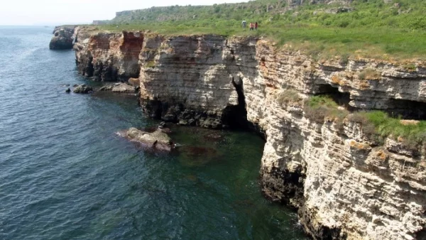 България губи по 25 дка от морския си бряг годишно заради абразия