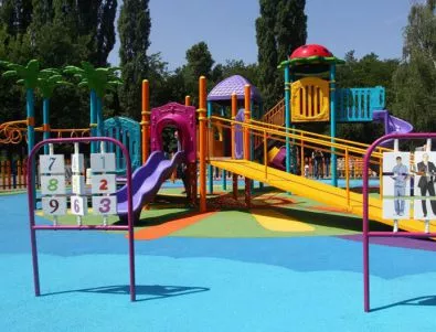 За празника си децата от Добрич получиха нова площадка за игри