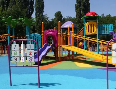 В Бургас вандали потрошиха новите детски площадки