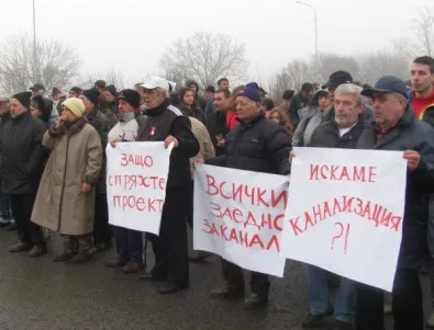 Блокираха пътя Русе-София за час заради спрян строеж на канализация
