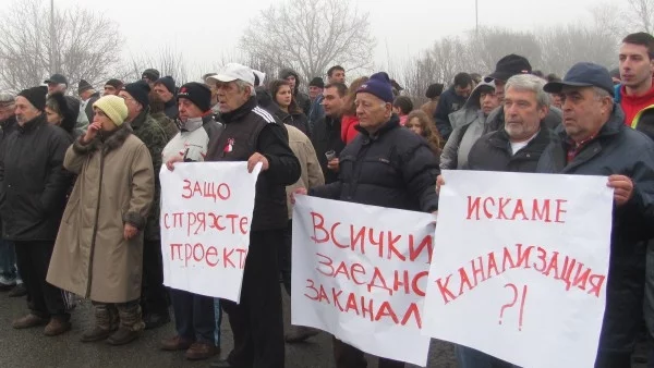 Блокираха пътя Русе-София за час заради спрян строеж на канализация