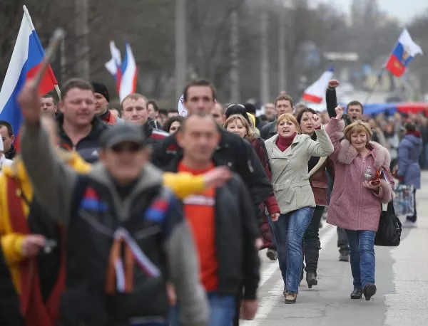 Митинг против военната намеса на Русия в Украйна набързо беше разпръснат в Москва