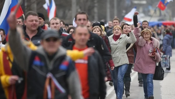 Митинг против военната намеса на Русия в Украйна набързо беше разпръснат в Москва