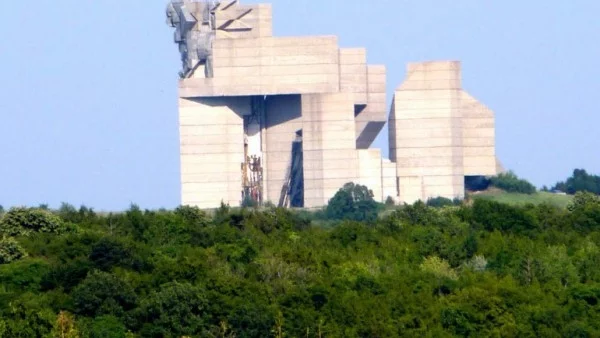 Планираха експертна оценка на монумента "Създатели на българската държава" в Шумен