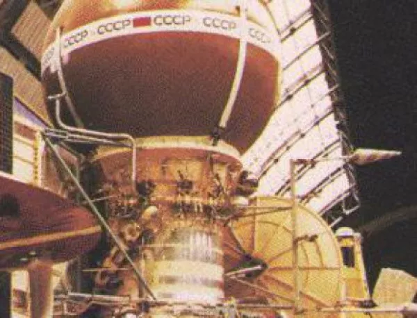 Съветският космически апарат Венера 14 достига повърхността на Венера