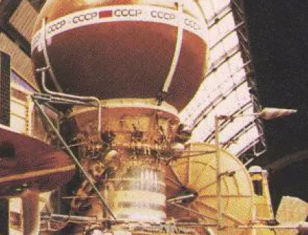 Съветският космически апарат Венера 14 достига повърхността на Венера