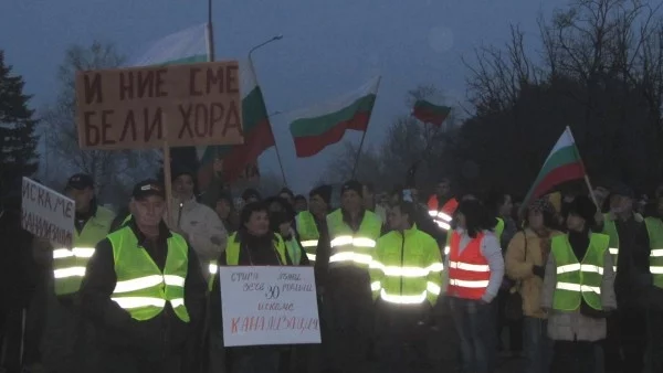 Блокадата за канализация на пътя Русе - София вече е и вечерна