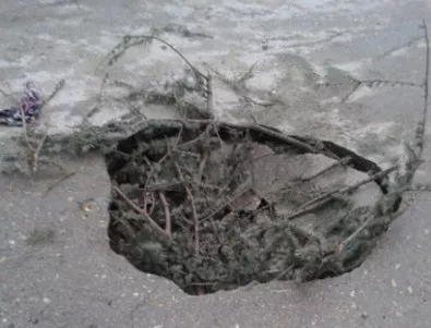 Гигантска дупка се отвори на улица във Варна