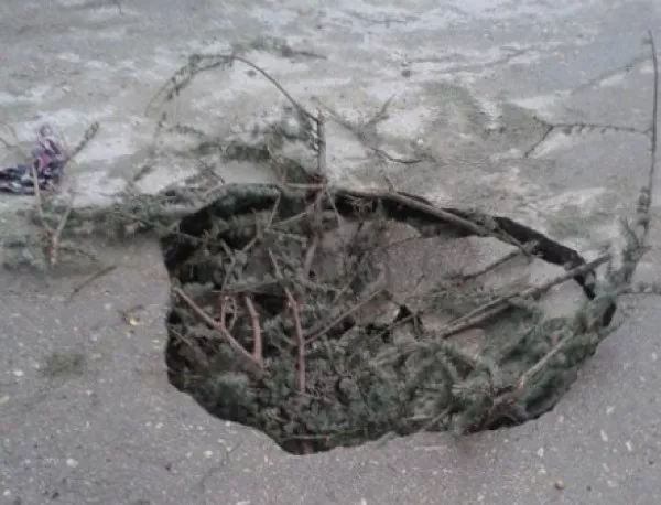 Гигантска дупка се отвори на улица във Варна