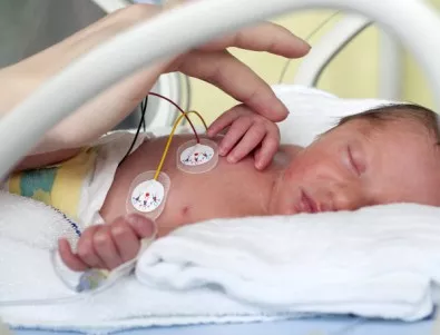 Спасяват 530-грамово бебе във Варна 