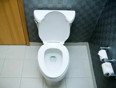 Простият трик, с който в хотелите се спасяват от ръждата в тоалетната