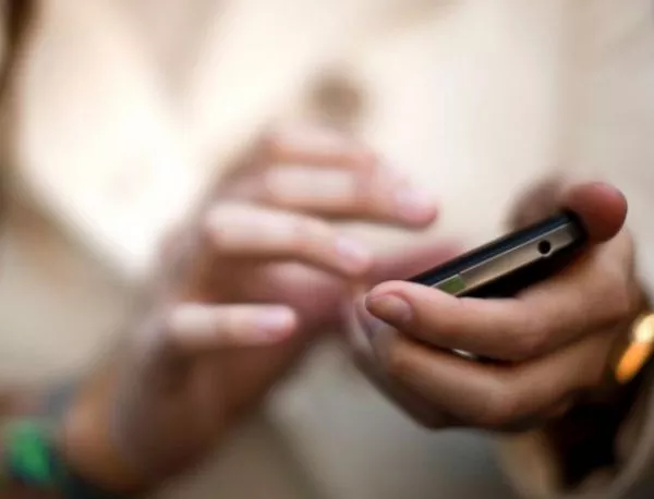 Близо половината от младите румънци проверяват телефона си до 200 пъти на ден