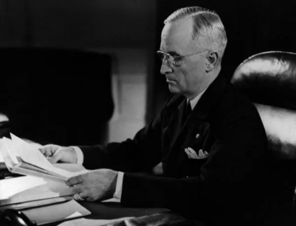 Президентът на САЩ Хари Труман подписва Доктрината "Труман"