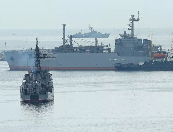 Руски катер превзе десантен украински кораб