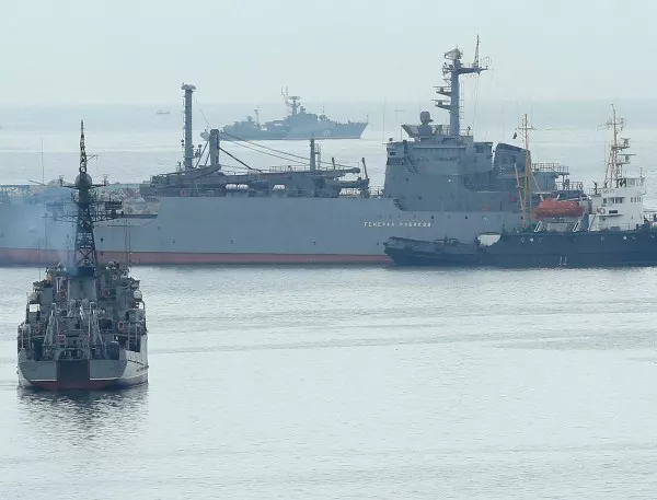 Военен кораб на САЩ стреля предупредително срещу ирански катери