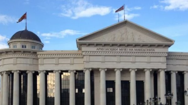 Десетки ученици на палатка пред образователното министерство в Скопие